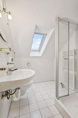 Badezimmer mit Dusche DG