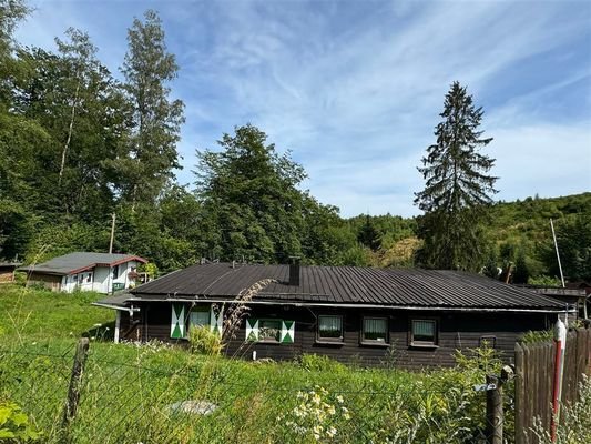 Haupthaus mit Gartenhütte