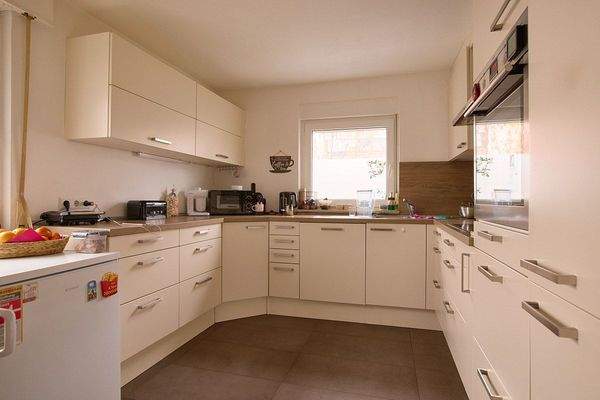 moderne große Küche