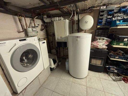 Praktischer Kellerbereich mit Heiztechnik und Waschmaschinenanschluss