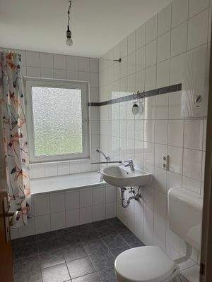 Helles Badezimmer mit Wanne