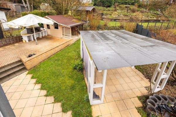 Altbau, Maisonette hinten, Gartenanteil mit überdachter Terrasse und Gartenhaus