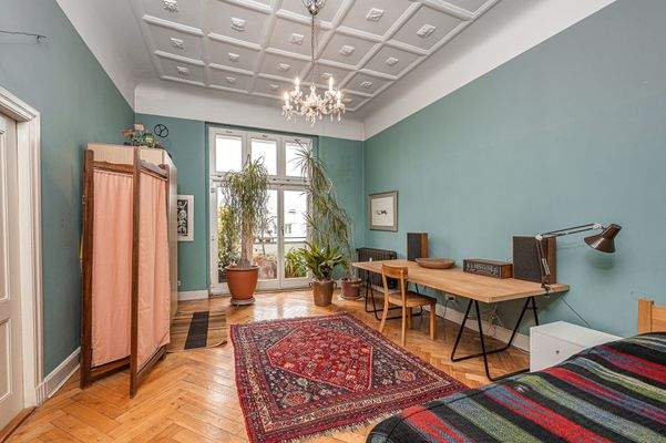 Wohnzimmer mit Stuckdecke