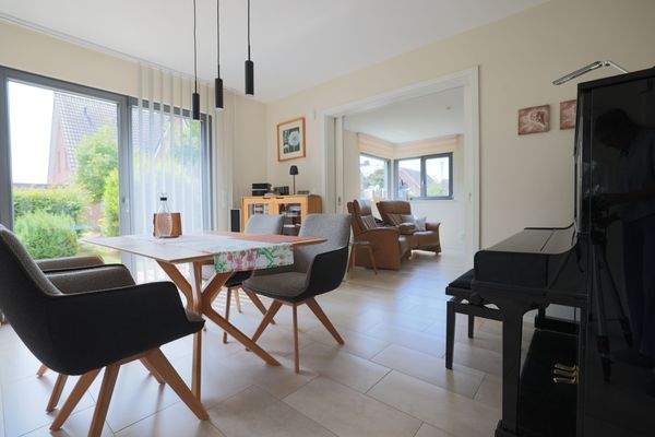 Helles Esszimmer mit Terassenzugang