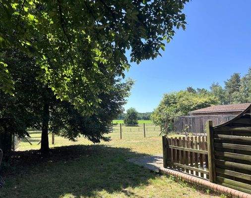 Blick auf Stallgeb. u. Weideflächen