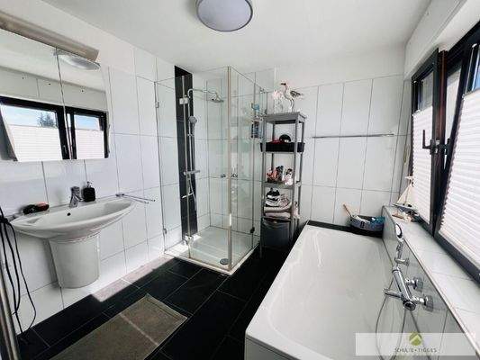 Ihr modernes Tageslicht-Dusch/Wannen-Bad im Obergeschoss