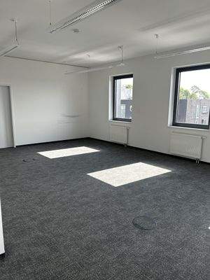 Büro mit Durchgang