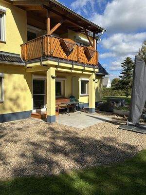 Ansicht mit Terrasse und Balkon