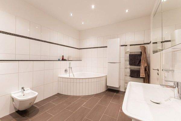 Großes Badezimmer