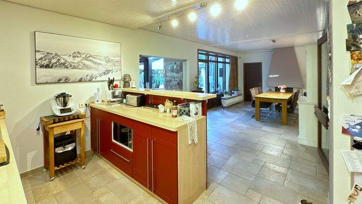 09 Küche mit Blick zum Essbereich