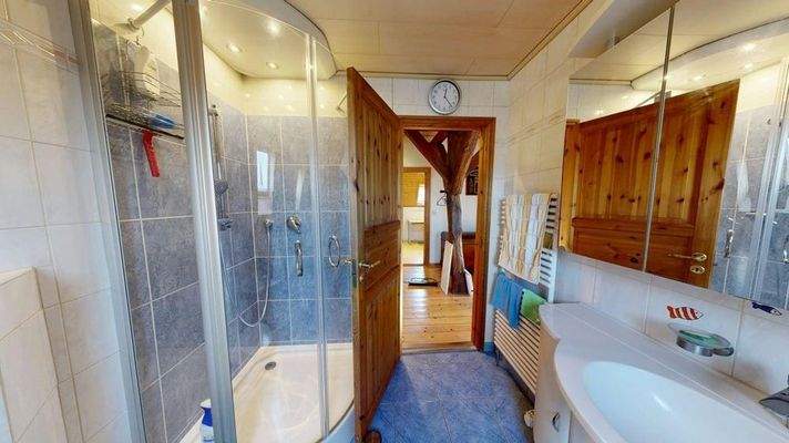 Badezimmer mit Dusche & Badewanne