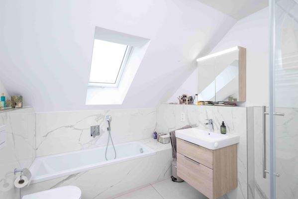 Badezimmer mit Dusche, Wanne OG