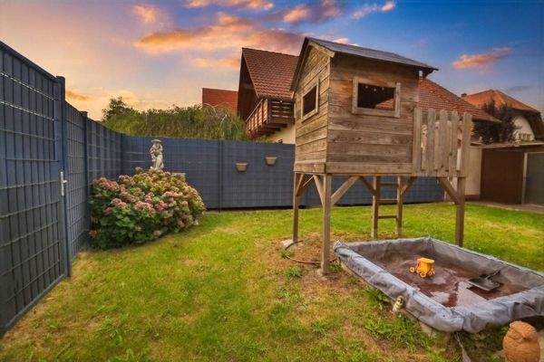 Baumhaus über dem Sandkasten