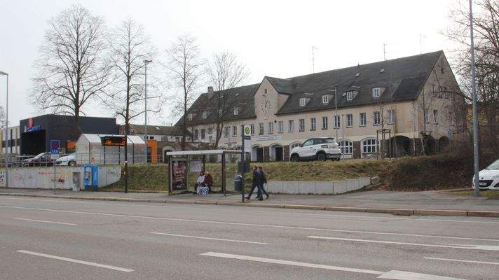 Bushaltestelle gegenüber 