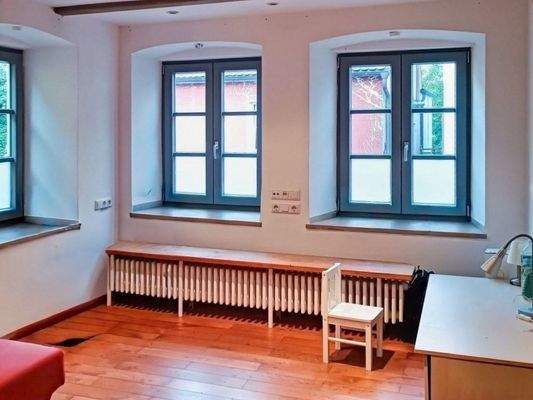 Lichtdurchfluteter Arbeitsbereich im Erdgeschoss