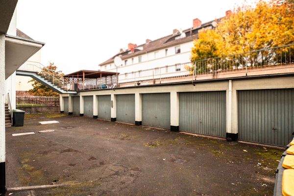 Hofansicht mit Garageneinfahrt