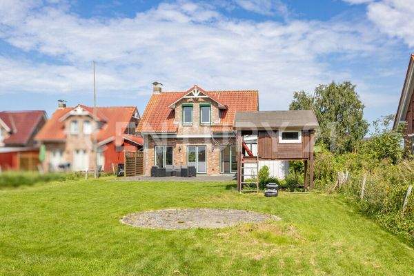 Blick vom Garten auf das Haus