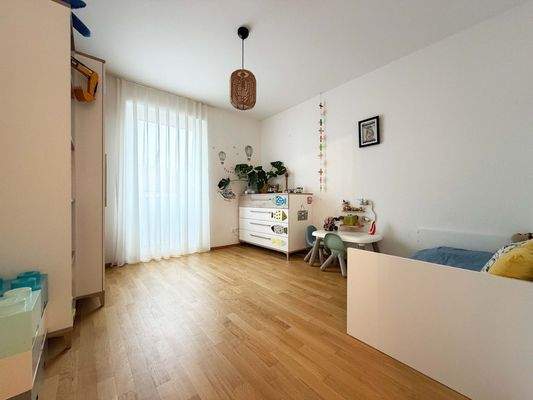 Schlafzimmer 3: Ein großzügiges Kinderzimmer, das Platz zum Spielen, Lernen und Wachsen bietet