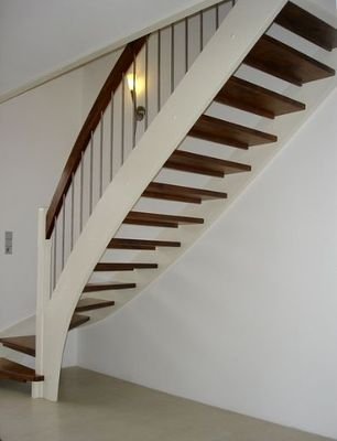 massive Holztreppe (Farbe Weiß auf Wunsch)