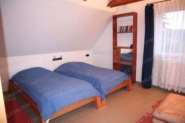 Studio mit Wohn-/Essbereich, Küchenzeile und Bad