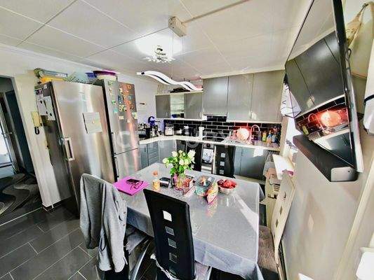 neuwertige Küche mit gemütlichem Essbereich im 1. OG