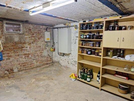 Vorratskeller mit Hausanschlüssen