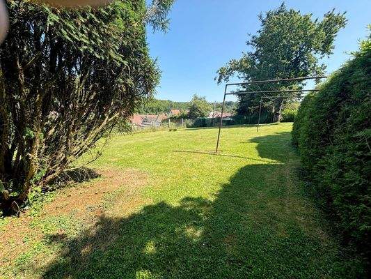 großer sonniger Garten zum Spielen und Feiern