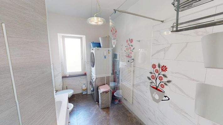 Meran-Merano-Dreizimmerwohnung-trilocale-Balkon-balcone-Keller-cantina-zentral-saniert-ristrutturato-Bonus 110-Böden-pavimenti-Fenster-finestre