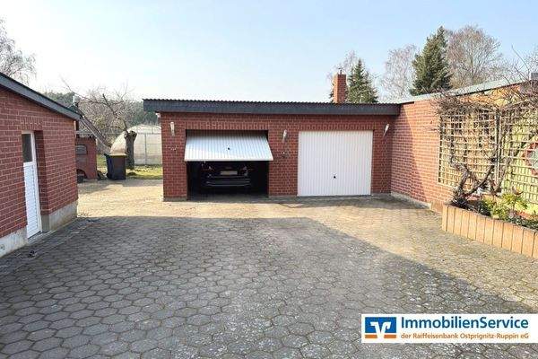 Hof mit Doppelgarage