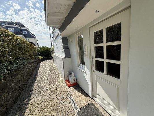 Bürozugang mit Kleinpflaster 