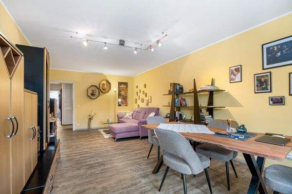 Wohnzimmer mit Blick in die Diele