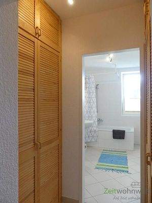 viel Stauraum vor dem Bad