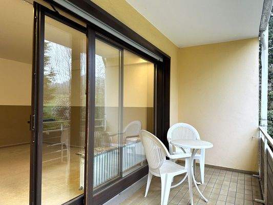 … auf den Balkon um die…