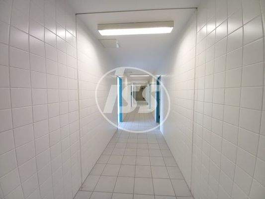 Flur im ehemaligen Kantinenbereich