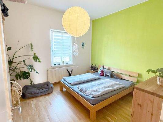 Großzügiges Schlafzimmer im Obergeschoss