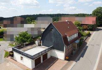 Wohnhaus mit Doppelgarage