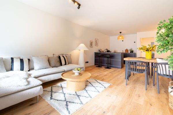 Offener Wohn- und Essbereich mit Küche