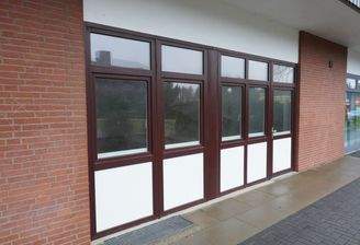 Hinterer Ausgang und große Fensterfront