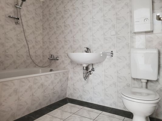 Badezimmer mit Wanne (1).jpg