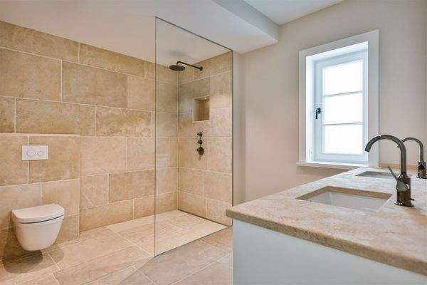 Duschbad mit WC Untergeschoss