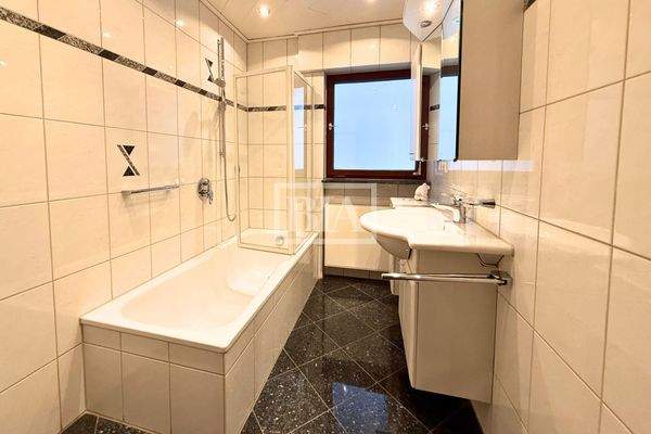 EG Bad mit Badewanne