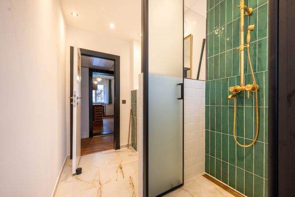 2. Badezimmer mit Dusche