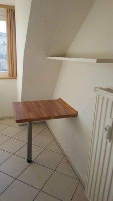 Kleiner Tisch am Fenster