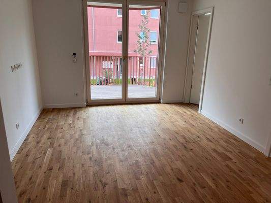 Wohnzimmer mit Parkettboden