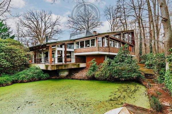 Außenansicht mit Teich