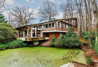 Außenansicht mit Teich