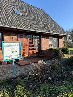 Hausansicht mit Verkaufsschild