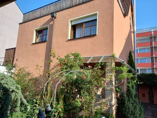 Südseite mit Dachterrasse und Garten
