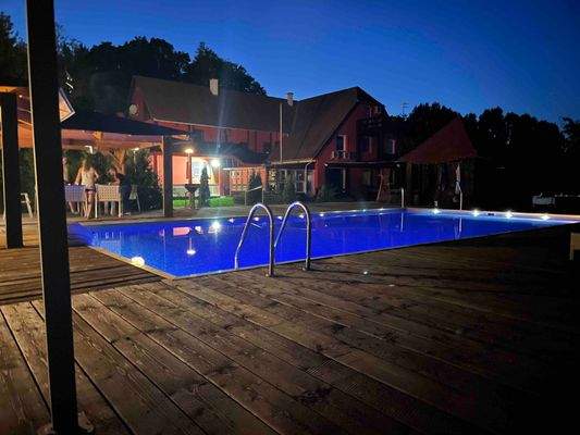 Poolanlage bei Nacht