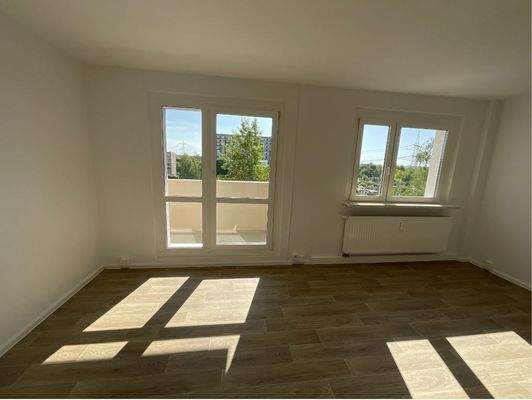 Wohnzimmer mit Balkon